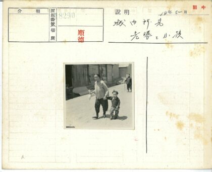 传统建筑前老人与孩子的相遇.jpg
