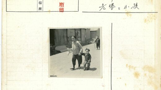 传统建筑前老人与孩子的相遇.jpg