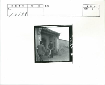 传统建筑前自行车男子互动.jpg