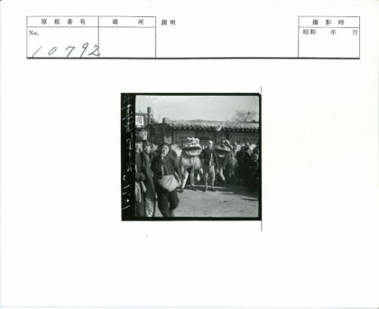 传统建筑前舞狮子表演街景.jpg