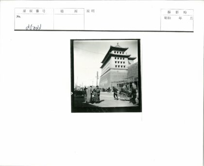传统建筑前街头生活.jpg