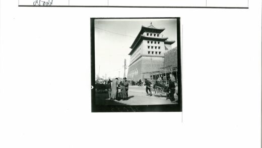 传统建筑前街头生活.jpg