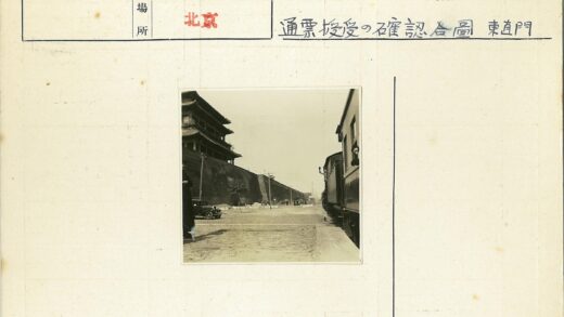 传统建筑前街景人与火车.jpg