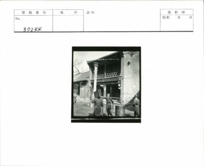 传统建筑前街道行人.jpg