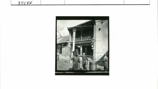 传统建筑前街道行人.jpg