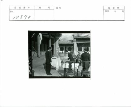 传统建筑前西装男士聚会.jpg