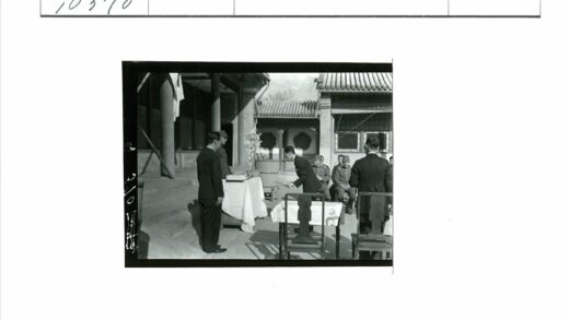 传统建筑前西装男士聚会.jpg
