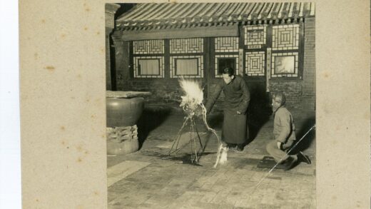 传统建筑前观火与锅具.jpg