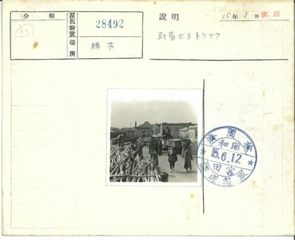 传统建筑前货物装卸场景.jpg