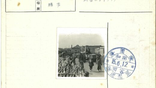 传统建筑前货物装卸场景.jpg