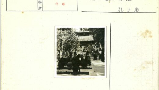 传统建筑前跪拜场景.jpg