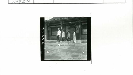 传统建筑前踮脚的孩子们.jpg