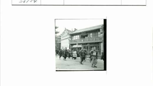传统建筑前轿子队伍.jpg