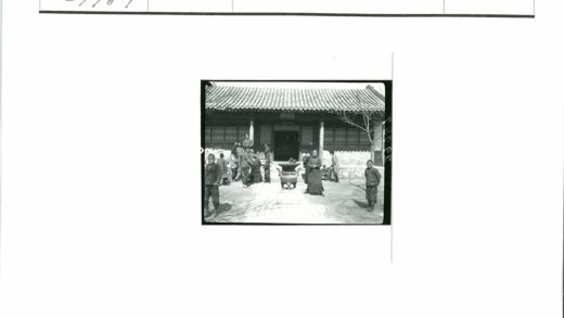 传统建筑前院中的骨灰盒.jpg