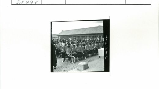 传统建筑前集体合影.jpg