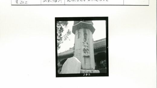 传统建筑前雕刻石柱石碑.jpg