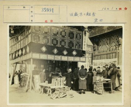 传统建筑前露天市场人群购物.jpg
