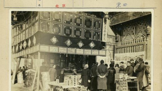 传统建筑前露天市场人群购物.jpg