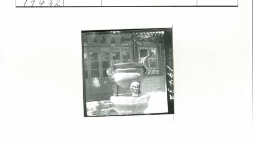 传统建筑前青铜大锅雕塑.jpg