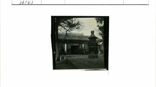 传统建筑前香炉与人群.jpg