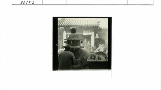 传统建筑前香炉集会.jpg