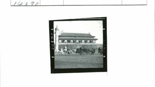 传统建筑前马车与石像景观.jpg