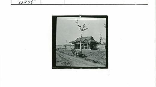 传统建筑前马车行.jpg