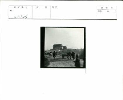 传统建筑前黄包车与马车街景.jpg