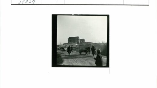 传统建筑前黄包车与马车街景.jpg