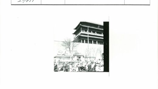 传统建筑前黄包车人群.jpg