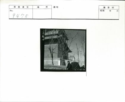 传统建筑前黄包车行人.jpg