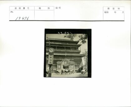 传统建筑前黄包车街景.jpg