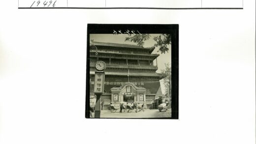 传统建筑前黄包车街景.jpg