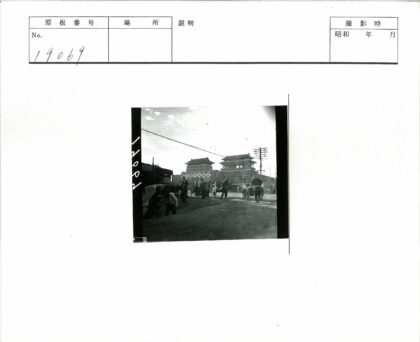 传统建筑前黄包车街景.jpg