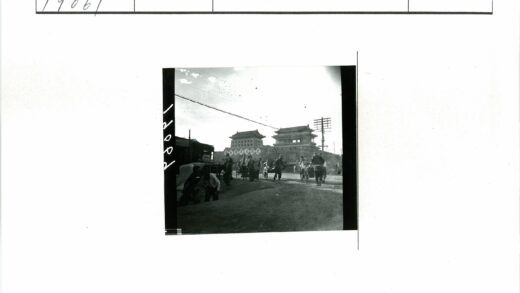 传统建筑前黄包车街景.jpg