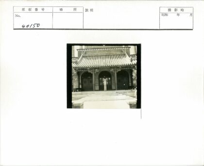 传统建筑华丽入口与人物.jpg