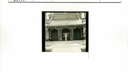 传统建筑华丽入口与人物.jpg