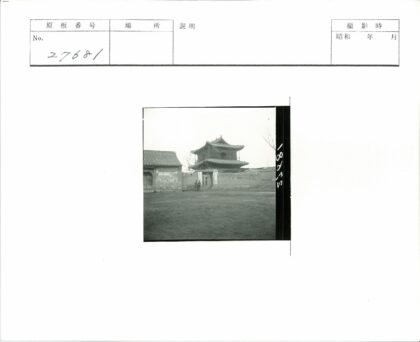 传统建筑华丽屋顶与入口守卫.jpg
