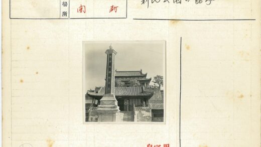 传统建筑华丽屋顶与刻文柱景观.jpg