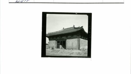 传统建筑华丽屋顶与台阶入口.jpg