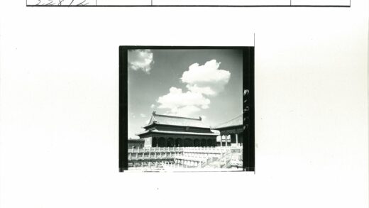 传统建筑华丽屋顶与多柱晴空景观.jpg
