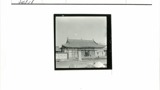 传统建筑华丽屋顶与庭院石碑.jpg