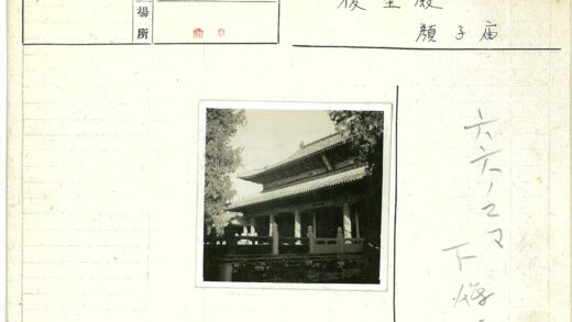 传统建筑华丽屋顶与树木环绕.jpg