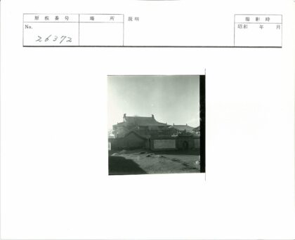 传统建筑华丽屋顶与石墙景观.jpg