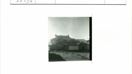 传统建筑华丽屋顶与石墙景观.jpg