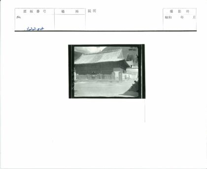 传统建筑华丽屋顶与石碑.jpg