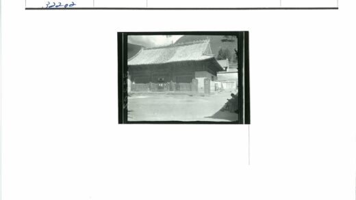 传统建筑华丽屋顶与石碑.jpg