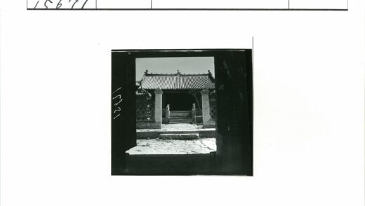 传统建筑华丽屋顶与石阶.jpg