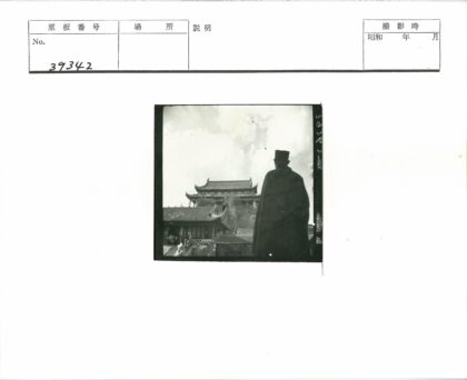 传统建筑华丽屋顶与蓝天白云.jpg