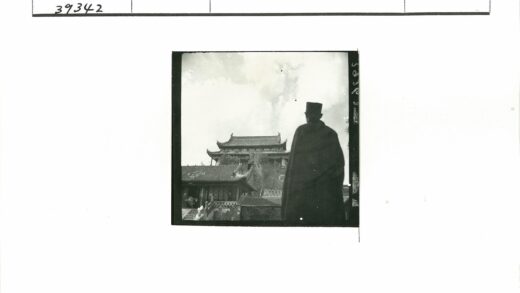 传统建筑华丽屋顶与蓝天白云.jpg
